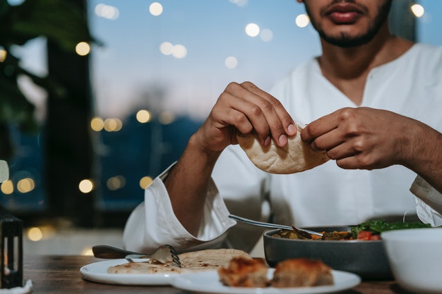 A Hajji eating Halal food.