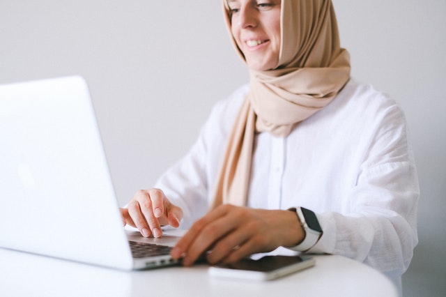 Muslim woman applying for ISA Halal certification online.